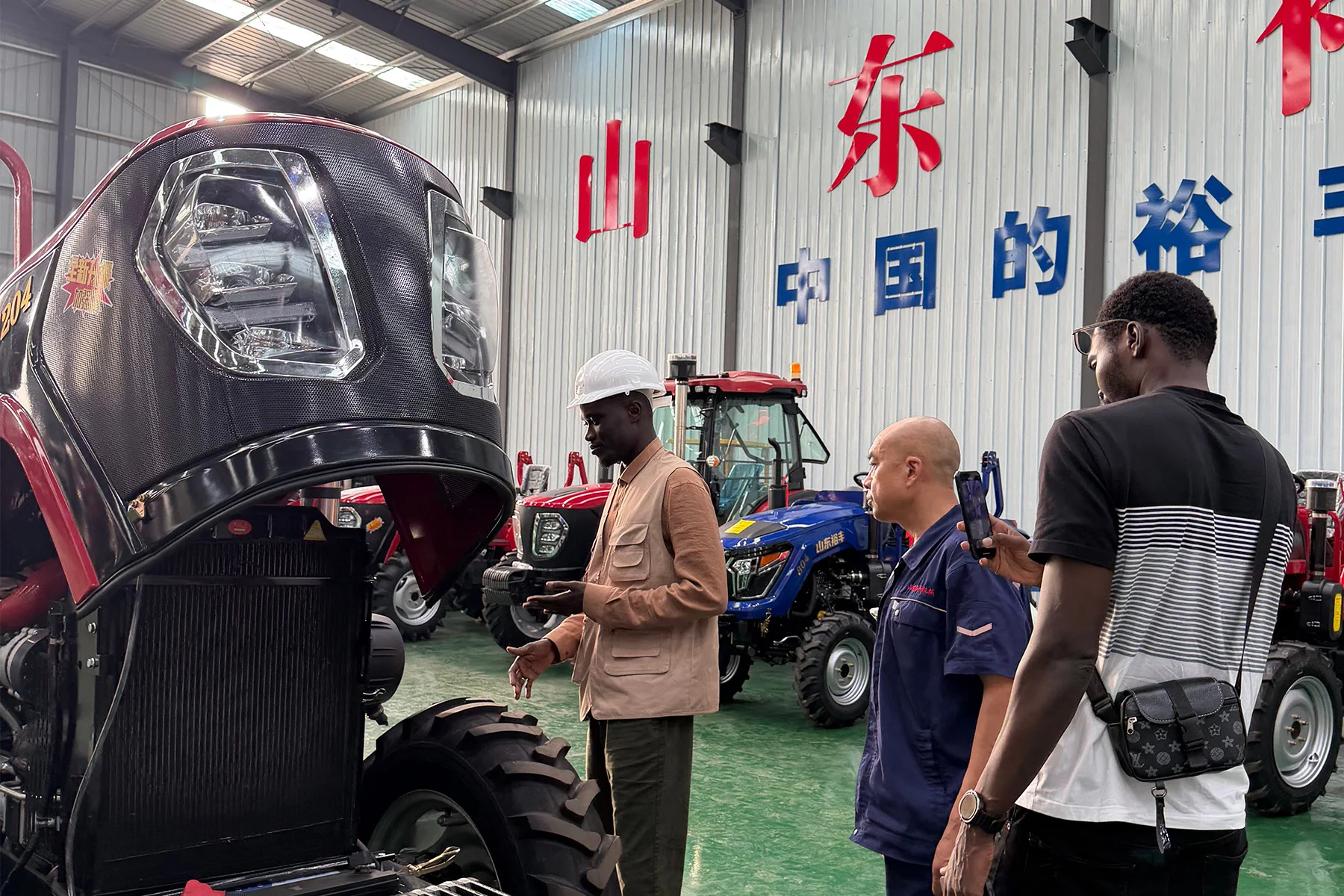 Customer inspecting a HETIAN tractor with the factory team