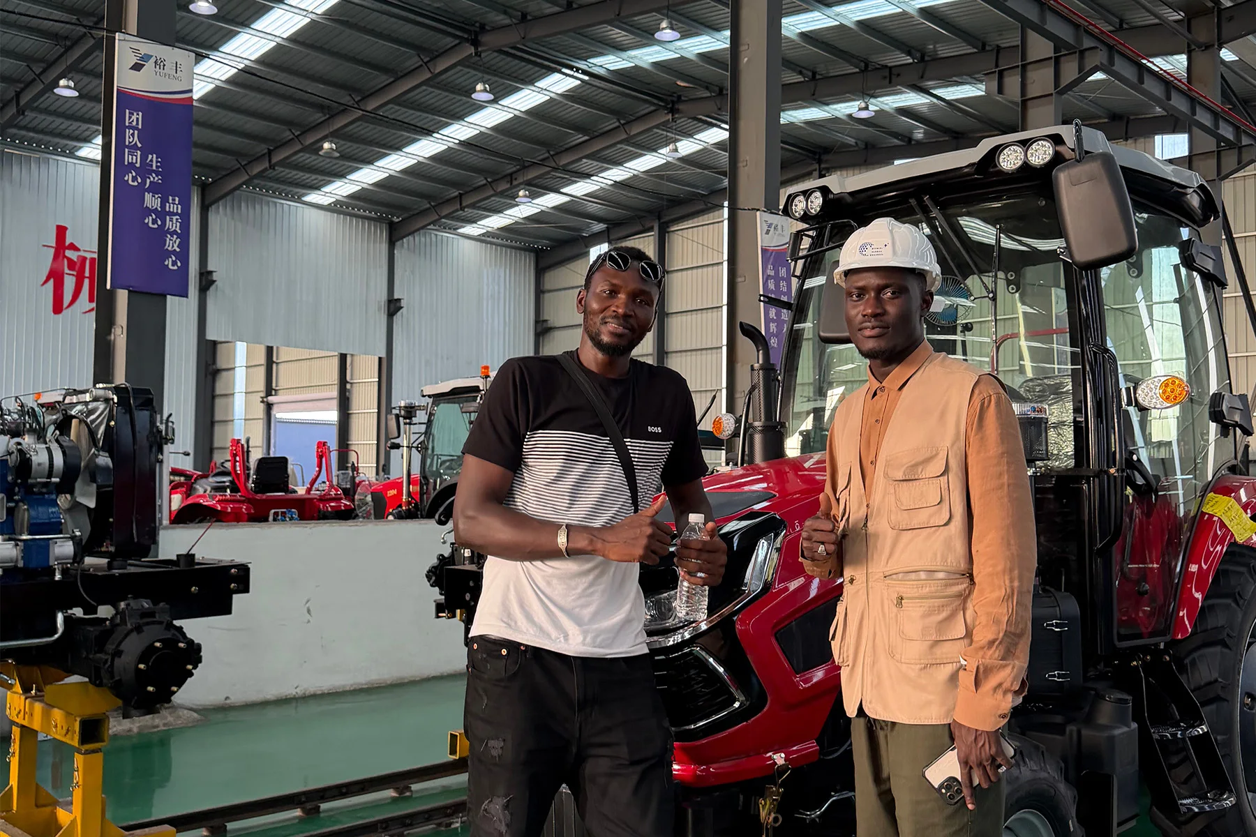 Customer confirming a HETIAN tractor inside the factory